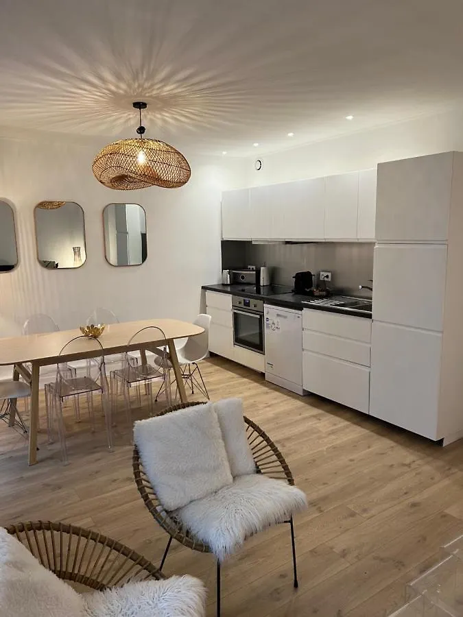 Notre Dame - Stylish Apartment Paris 0*,  France