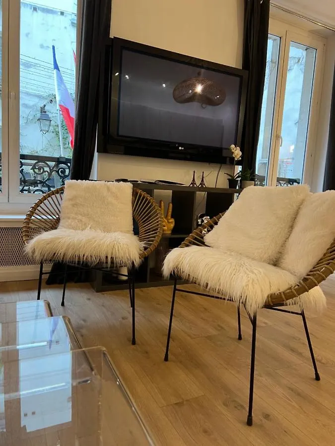Notre Dame - Stylish Apartment Paris 0*,  France